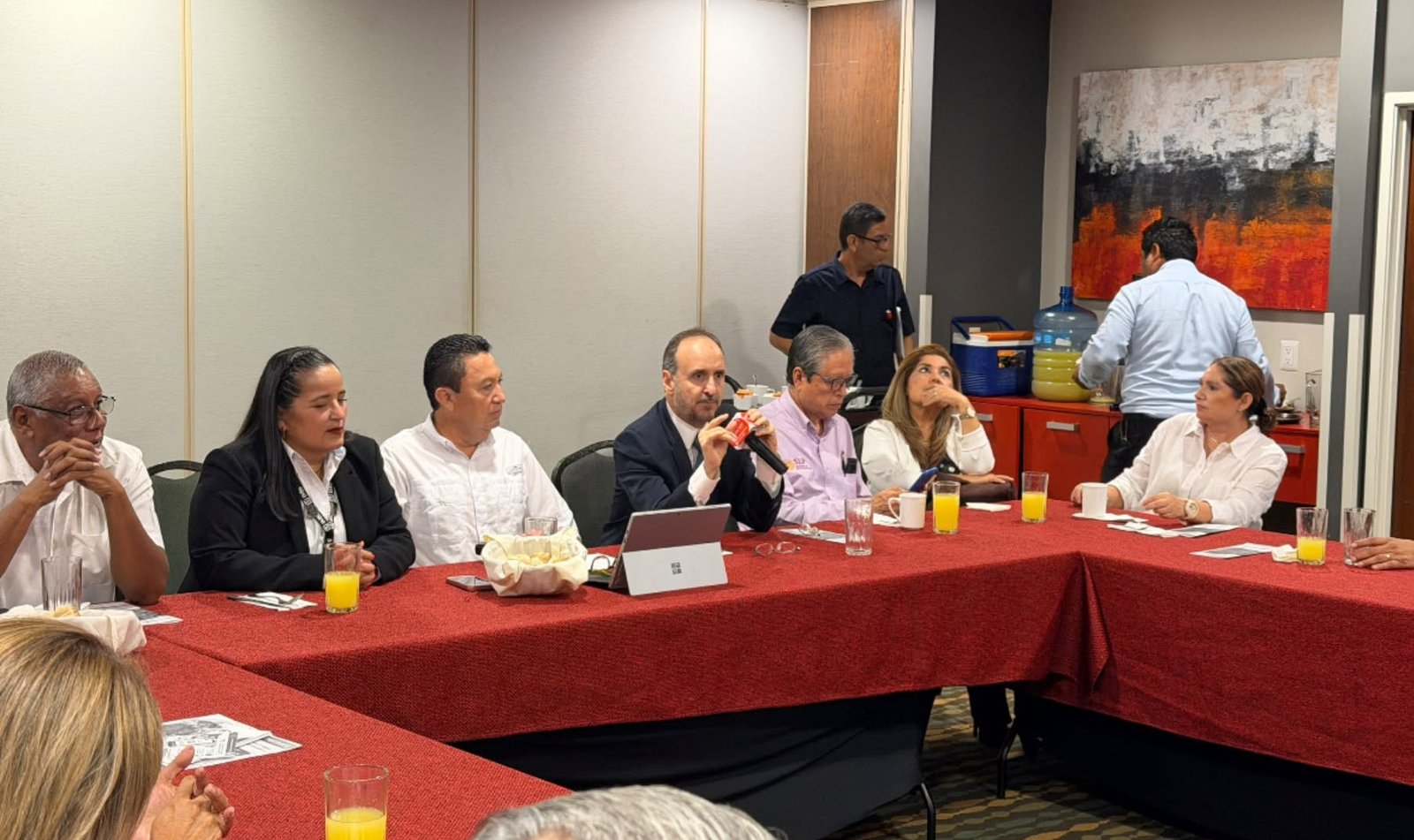 Participantes conversando durante una sesión de APPALT