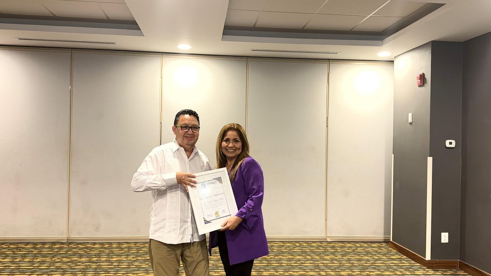 Entrega de reconocimiento a la ponente de la tercera sesión